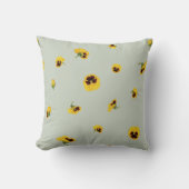 Soft Sage Yellow Japanese Pansy Floral Pattern クッション (正面)