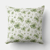 Soft Shamrock Whispers in Watercolor Green クッション (正面)