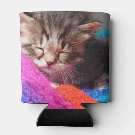 Soft Sleepy Newborn Kitten Phototgraph 缶クーラー (裏面)