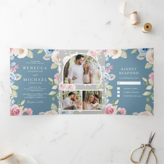 Soft Spring Floral Dusty Blue Wedding 三つ折り招待状 (内部)