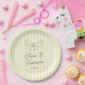 Soft Yellow Striped Whimsical Wedding ペーパープレート (パーティー)