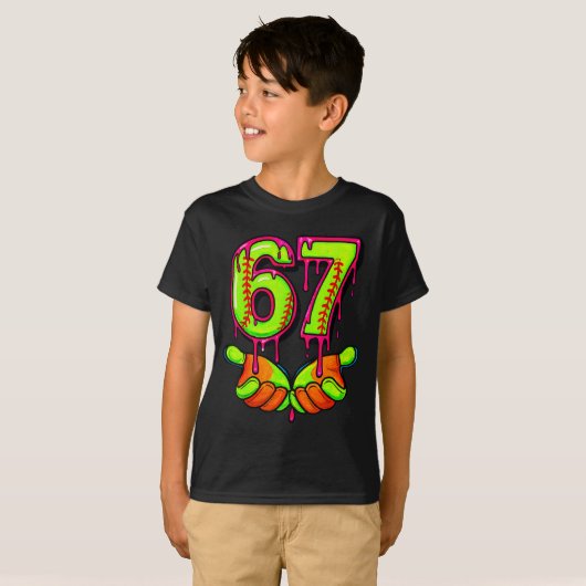Softball 67 Six Seven Funny Gen Alpha Meme Drip Te Tシャツ (正面フル)