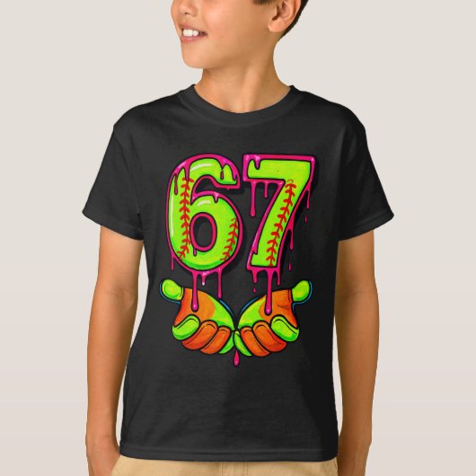 Softball 67 Six Seven Funny Gen Alpha Meme Drip Te Tシャツ (正面)