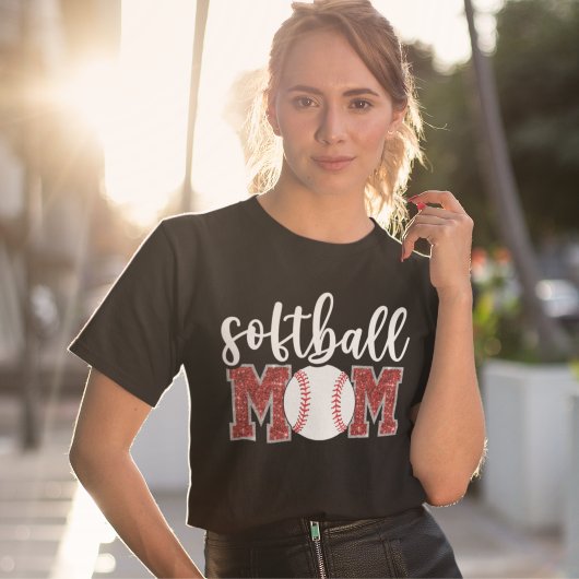 Softball Mom cute bright red text Tシャツ