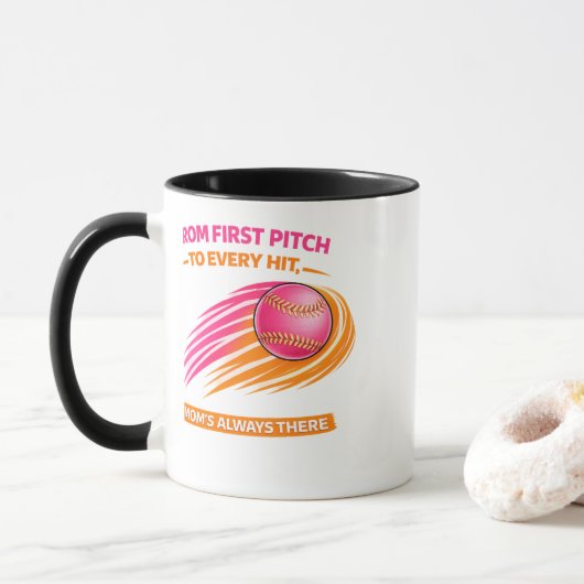 Softball Mom Mug – From First Pitch to Every Hit M マグカップ (ドーナツ)