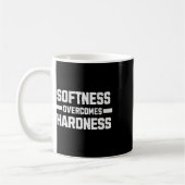 Softness Overcomes Hardness. Yielding To Strength コーヒーマグカップ (左)