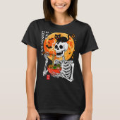 Soky Skeleton Eating Ramen Bowl With Cat Halloween Tシャツ (正面)