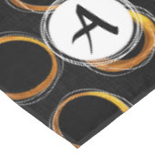 Solar Eclipse Mid-Century Modern Black & Gold テーブルクロス (アングル)