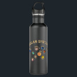 Solar System Planets Kids Knowledge Outer Space ウォーターボトル<br><div class="desc">Learn all about the solar system with this cool design. See all the planets. Earth,  Neptune,  Mars,  Uranus,  Saturn,  Mercury,  Jupiter,  Venus and moreover the minor planet Pluto,  along with the Sun.</div>