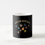 Solar System Planets Kids Knowledge Outer Space コーヒーマグカップ<br><div class="desc">Learn all about the solar system with this cool design. See all the planets. Earth,  Neptune,  Mars,  Uranus,  Saturn,  Mercury,  Jupiter,  Venus and moreover the minor planet Pluto,  along with the Sun.</div>
