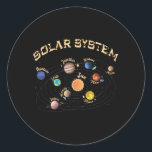 Solar System Planets Kids Knowledge Outer Space ラウンドシール<br><div class="desc">Learn all about the solar system with this cool design. See all the planets. Earth,  Neptune,  Mars,  Uranus,  Saturn,  Mercury,  Jupiter,  Venus and moreover the minor planet Pluto,  along with the Sun.</div>