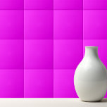 Solid magenta fuchsia タイル<br><div class="desc">Solid color magenta fuchsia design.</div>