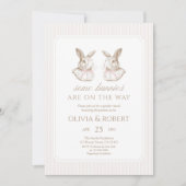 Some Bunnies Are On The Way Pink Bow Twin shower 招待状 (正面)