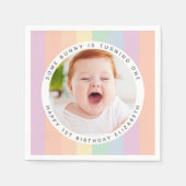 Some Bunnyが虹の一枚の誕生日写真を撮っている スタンダードカクテルナプキン (正面)