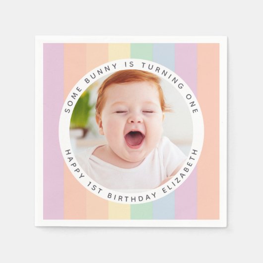 Some Bunnyが虹の一枚の誕生日写真を撮っている スタンダードカクテルナプキン (正面)