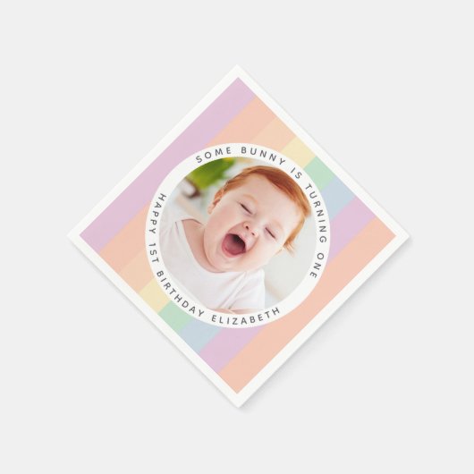 Some Bunnyが虹の一枚の誕生日写真を撮っている スタンダードカクテルナプキン (角)