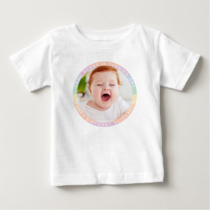 Some Bunnyが虹の一枚の誕生日写真を撮っている ベビーTシャツ
