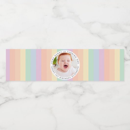 Some Bunnyが虹の一枚の誕生日写真を撮っている ペットボトルラベル (シングルラベル)