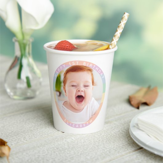 Some Bunnyが虹の一枚の誕生日写真を撮っている 紙コップ (インサイチュ)