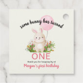 Some Bunnyは一つのシンプルかわいい女の子1歳の誕生日 フェイバータグ (裏面)