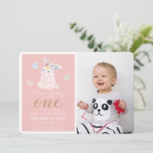 Some Bunnyフローラピンクガール1stフォト誕生日 招待状 (スタンド正面)