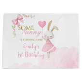 Some Bunny 1st Birthday Girl Pink Bow ラージペーパーバッグ (正面)
