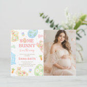 Some Bunny Is On The Way Baby Shower Photo 招待状 (スタンド正面)