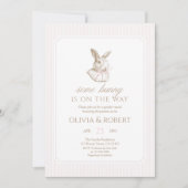 Some Bunny Is On The Way Pink Bow Baby Shower 招待状 (正面)