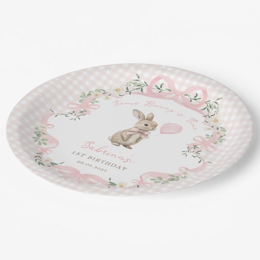 Some Bunny is One: Pink Bow Gingham 1st Birthday ペーパープレート (アングル)