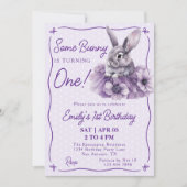 Some Bunny Is Turning One Purple Girl 1st Birthday 招待状 (正面)