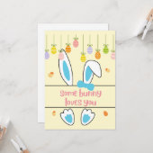 「Some bunny loves you」イースターの面白い駄洒落 カード (正面/裏面インサイチュ)