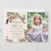 Some Bunny Pinkフローラガールフォト誕生日 招待状 (正面)