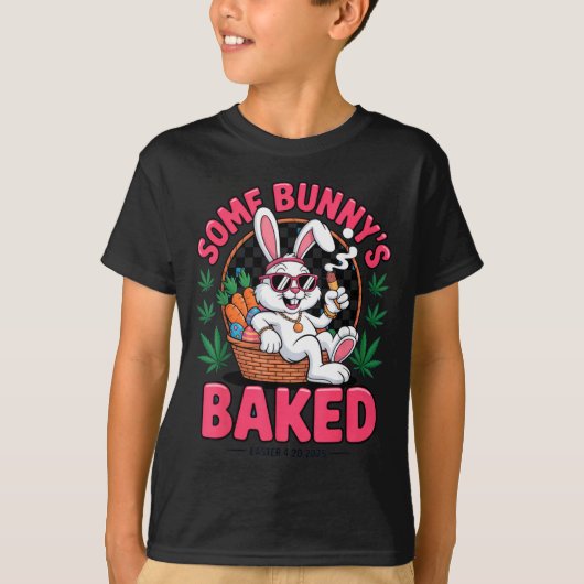 Some Bunnys Baked Easter 2025 Chill Funny Stoner T Tシャツ (正面)