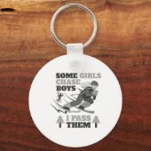 Some Girls Chase Boys I P Them Funny Ski Racing Sk キーホルダー (正面)