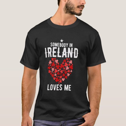 Somebody In Ireland Loves Me Valentine Irish Wife Tシャツ (正面)