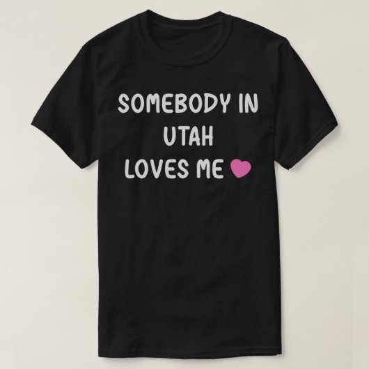 Somebody in Utah Loves Me UT State Home Family Lov Tシャツ (デザイン正面)