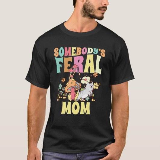 Somebody s Feral Mom Wild Family Cat Mother Floral Tシャツ (正面)