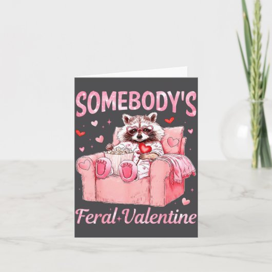 Somebody's Feral Valentine Cute Raccoon Xoxo Valen カード (正面)