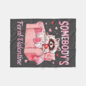 Somebody's Feral Valentine Cute Raccoon Xoxo Valen フリースブランケット (正面(横))