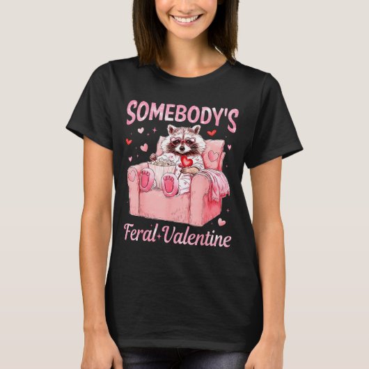 Somebody's Feral Valentine Cute Raccoon Xoxo Valen Tシャツ (正面)