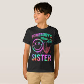 Somebody's Mean Sister Funny Humor Quote Funny Sis Tシャツ (正面フル)