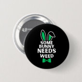 Somebunnyが雑草のイースターバニーラビットイースターダを必要とする 缶バッジ (正面&裏面)
