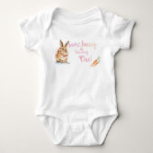 Somebunnyは1つのベビーの用品類を回しています ベビーボディスーツ (正面)