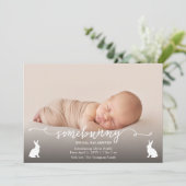 Somebunny Has Arrived Baby Photo Announcement カード (スタンド正面)