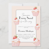 Someone Berry Sweet Cupcake Strawberry Baby Shower 招待状 (正面)