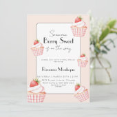 Someone Berry Sweet Cupcake Strawberry Baby Shower 招待状 (スタンド正面)