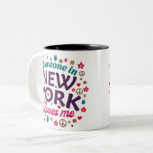 Someone in New York Loves Me Retro Funny Design ツートーンマグカップ (正面左)