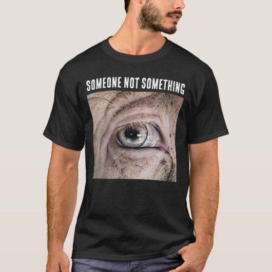 SOMEONE NOT SOMETHING PIG VEGAN Tシャツ (正面)