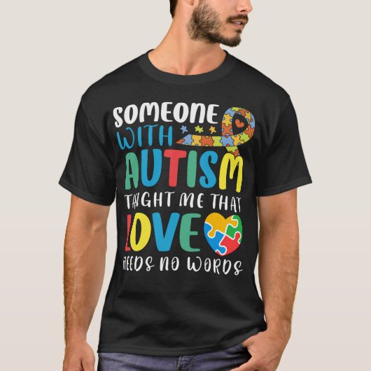 Someone With Autism Taught Me That Love Needs Tシャツ (正面)