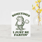 Sometimes I Just Be Fartin' Frog Humor Funny Fart  カード (黄色い花)